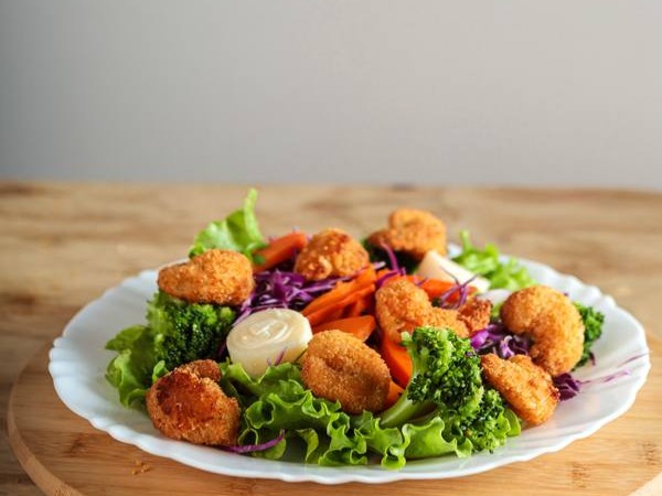 Salada Crocante com Camarões Empanados