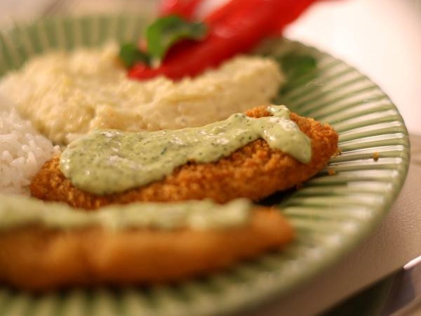 Filezinhos de Tilápia Empanados com purê de batata-doce e molho verde